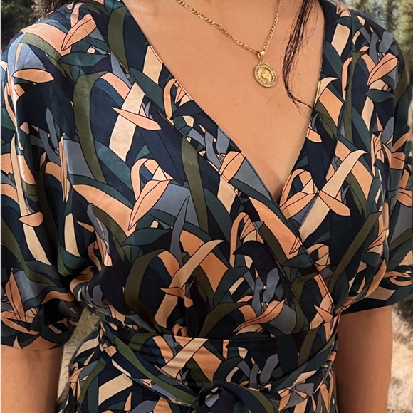 Women's Summer V Neck Tropical Print Short Romper Half Flare Sleeve Tie Waist - Picture 2 of 8